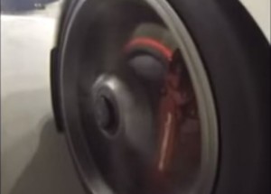 Ukázka zahřívání brzd na závodním okruhu