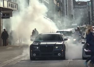 Skoro spálené pneumatiky Chrysleru