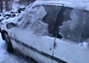 Použití kladiva k odmrazení auta