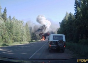 Masivní exploze auta