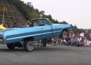 Skákající vytuněná americká auta. Líbí se vám?