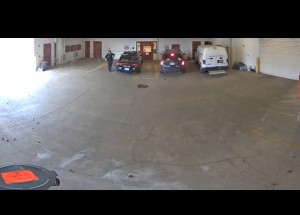 Zatknutý muž uteče z policejního vozu přes garážová vrata