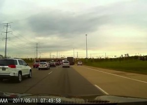 Nákladní automobil odmítá povolit zakázanému přejíždění