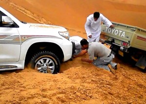 Vůz se zasekl v hlubokém písku. Když zavolali pomoc, stalo se jim to stejné!