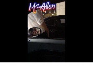 Opilý muž močí na auto