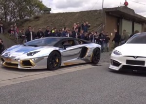 Lamborghini Aventador vs. Tesla model S. Kdo se stal vítězem?