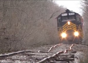 Zkušený strojvůdce projel zvlněnými kolejemi jako mistr