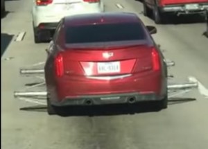 Muž si ze strachu upravil auto na styl vozíku římských gladiátorů