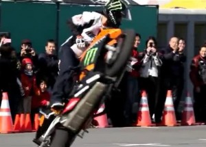 Neuvěřitelné triky na motorce před davem lidí