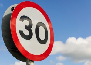 V českých obcích se chystá rychlostní limit 30 km/h. Ironií je, že by vzrostl počet nehod