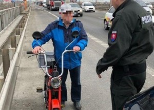 78letý stařík uháněl po dálnici na babetě. Co na to policisté?