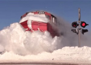 Ohromující jízda vlaku sněhovou pastí