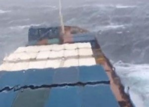 Nákladní loď bojuje s bouřícím se oceánem. Scéna vypadá jako z filmu