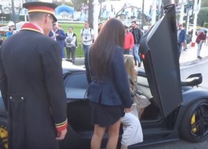 Plně obsazené Lamborghini Aventador. Kolik se do něj vejde žen?