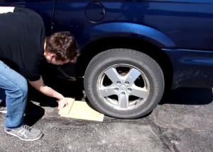 Dva kluci demonstrují jak driftovat z jakýmkoliv autem