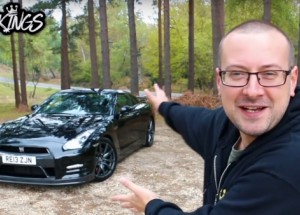 Jak přišel britský YouTuber k luxusním supersportům? Podváděl důchodce