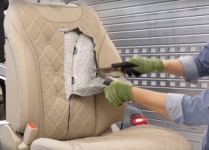 Podívejte se, co je uvnitř sedadla Mercedesu-Benz třídy S. Zvědavý YouTuber ho rozřezal skrz naskrz