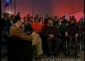 Moderátor měl ve svém seriózním pořadu hosta s vadnými hlasivkami. Brutálně se mu vysmál