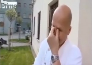 "JÁ JSEM SI PŘIŠEL HRÁT S KAMENÍM". Jak reagoval Pohlreich na nečekaný vstup kluka do kamery?