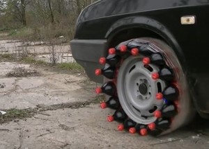 Místo pneumatik ovál z flašek Coca-Coly? I toto někdo vyzkoušel, revoluce se ale nekoná