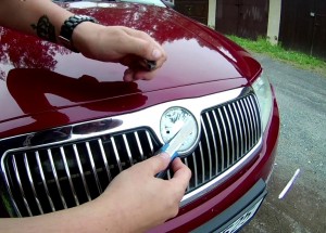 Jak na autě vyměnit staré logo za nové