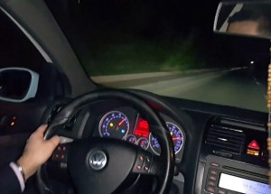 Takhle to dopadá, když moc koukáte na Rychle a zběsile. Napálil to do aut s Golfem GTI