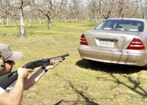 Jak moc je Mercedes Benz S neprůstřelný? Rozstřílel ho skrz naskrz všemi kalibry