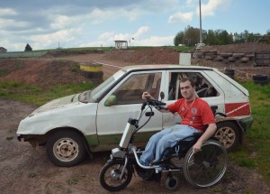 Neuvěřitelné se stalo skutečností. Tento muž postavil první závodní auto s ručním řízením v České republice!