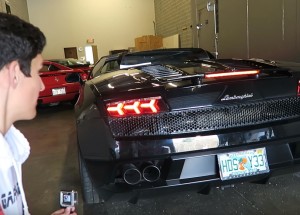 Přijel do školy s Lamborghini v 17 letech! Reakce studentů jsou k nezaplacení
