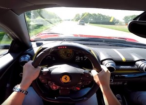 Tento zvuk motoru musíte slyšet! Ferrari 812 na německé dálnici ve 320 km/h