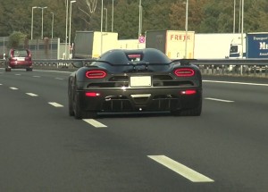 Porsche 918 Spyder dostalo na dálnici slušnou lekci. Koenigsegg Agera R v clearcarbonu
