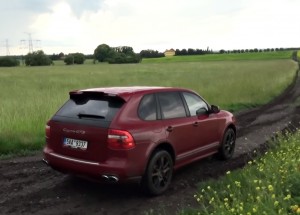 Řidič z Česka machruje s jeho Porsche. Budete se stydět za něj!