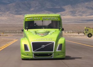 Tento tahač má 2400 koní pod kapotou a praská rychle, jako Ferrari...