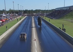 Tohle je nejhorší bouračka na světě. Řidič letěl 90 metrů vzduchem!