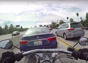 Neohlídl se a málem zabil motorkáře. Pak s ním ujížděl na kufru auta!