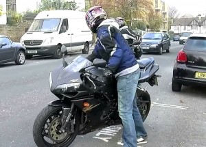 Jak ukrást motorku a co z toho budete mít? Tohle kontroverzní video vás zasvětí