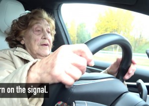 92letá stařenka za volatem Tesla Model X: "Tohle si chci koupit!"
