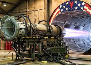 Test motoru stíhačky F-16 při maximálním výkonu
