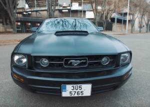 Fosco Alma předvádí svůj Ford Mustang