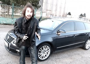 Chtěl odjet s nově koupeným autem, ale nemohl nastartovat. Následoval totální výbuch vzteku