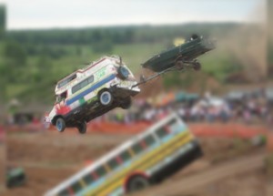 Kaskadéři ze staré školy! Šílené skoky aut, které mohly skončit i smrtí