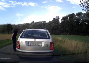 Provokace na silnici zašla tak daleko, že musel na řidiče vytáhnout střelnou zbraň