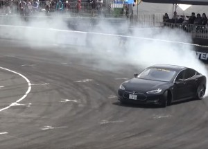 Jak vypadá driftování s Tesla Model S? Mnohé překvapí