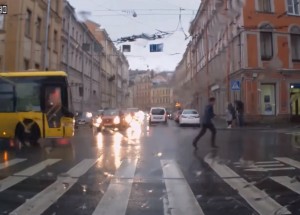 Tihle lidi měli na silnici prostě neuvěřitelné štěstí!