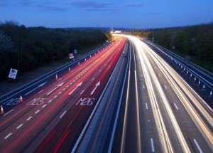 Chystá se světový unikát, ve Švédsku si budete moci na dálnici dobít elektromobil za jízdy