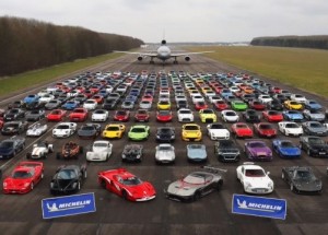 Právě se díváte na majetek v hodnotě 2,2 miliard korun. Jedná se o celkem 350 supersportů na "tajném sraze"