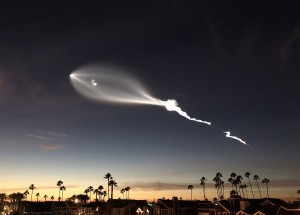 UFO? Ne. Tohle je nosná raketa, která na dálnici nepřímo způsobila dopravní nehodu