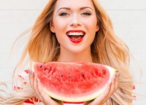 Milujete vodní melouny? Pokud mají trhliny nebo žlutá vlákna, jejich konzumaci si dobře rozmyslete