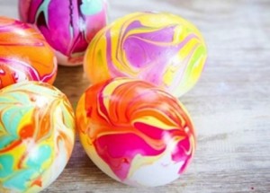 Tip na originální velikonoční dekoraci: Ozdobte vajíčka lakem na nehty