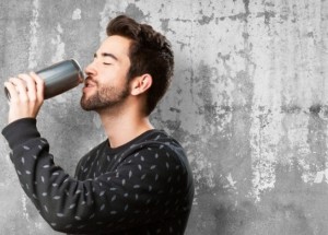 Britský učitel pil až 6 energy drinků denně. Tato závislost mu rozleptala jazyk